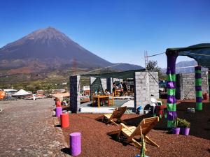 a mountain in the distance with a table and chairs at Ciza e Rose in Portela