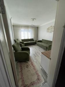 uma sala de estar com dois sofás verdes e uma mesa em Welcome 10 em Istambul