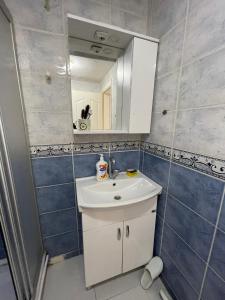 uma casa de banho com um lavatório branco e um espelho. em Welcome 10 em Istambul
