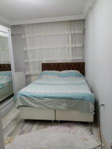 um pequeno quarto com uma cama e um espelho em Welcome 10 em Istambul