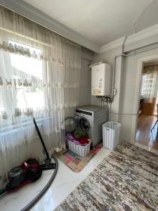 um quarto com um aspirador no chão ao lado de uma janela em Welcome 10 em Istambul