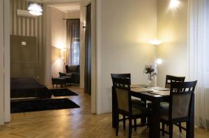 un comedor con mesa y sillas y un dormitorio en Premium Apartment by Hi5 - Lendvay Palace en Budapest