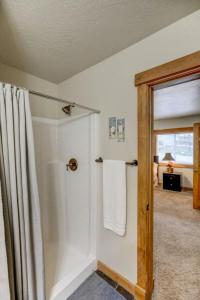 een badkamer met een douche en een douchegordijn bij 1 Particular Pine by Casago McCall - Donerightmanagement in McCall