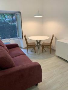 un salon avec un canapé et une table dans l'établissement Casa Emma, à Chiavari