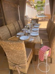 En restaurant eller et andet spisested på Self Catering Luxury Villa in the beautiful area of Puerto Santiago Tenerife with 5 bedrooms 2 Sofabeds for up to 10 guests private swimming pool and many other activities to entertain the family Secure parking for 2 cars and disabled access throughout