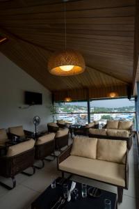un restaurante con sofás y un bar con vistas en BayLeaf Inn, en Port Blair