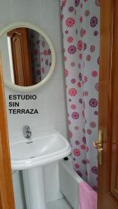 y baño con lavabo y espejo. en Rua Granxas, n 13, Piso con terraza o Estudio sin terraza, en Viveiro