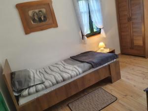 a bed in the corner of a room at Kuća za odmor Zora. in Brod Moravice