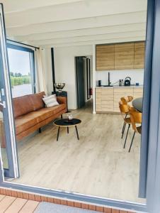 モニキンダムにあるSurla luxury sailing Houseboat Splendid at Marina Monnickendamのリビングルーム(ソファ、テーブル付)