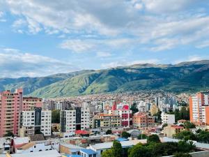 uma cidade com edifícios e montanhas ao fundo em Hermoso y cómodo monoambiente em Cochabamba