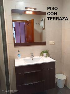 y baño con lavabo y espejo. en Rua Granxas, n 13, Piso con terraza o Estudio sin terraza, en Viveiro