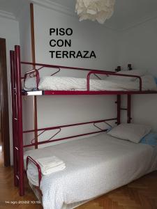 un par de literas en una habitación en Rua Granxas, n 13, Piso con terraza o Estudio sin terraza, en Viveiro