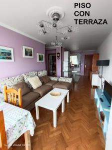 sala de estar con sofá y mesa en Rua Granxas, n 13, Piso con terraza o Estudio sin terraza, en Viveiro