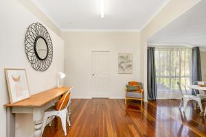 Fotografie z fotogalerie ubytování Hughes Hideaway - 2BR Cottage on 1 Acre w Air Con, King Beds v destinaci Yeppoon