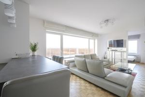 een woonkamer met een bank en een tafel bij Nice studio with big terrace in Brussel