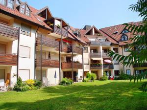 ein großes Apartmenthaus mit Balkon und Hof in der Unterkunft Appartements am Park in Bad Krozingen