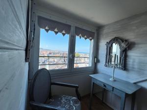 pokój ze stołem, krzesłem i oknem w obiekcie Location à Trouville sur mer w mieście Trouville-sur-Mer