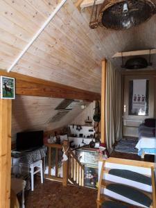 Pokój z łóżkiem i biurkiem w pokoju w obiekcie smještaj Mala Zidanica w mieście Tomaševci