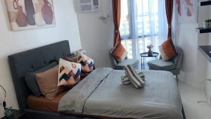 Ruang duduk di Grand Riviera Suites Comfy Condo near US Embassy Manila Bay Roxas Blvd Ermita Manila +19 gambar