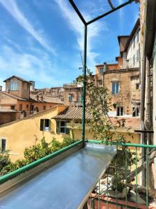 ペルージャにあるAzzi b&b Comfortably, in the quietness of the Perugia historical centreの建物のバルコニーからの眺め
