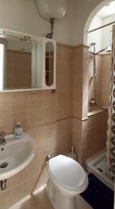 ein Bad mit einem WC und einem Waschbecken in der Unterkunft Villa dei fiori B&B in Capri