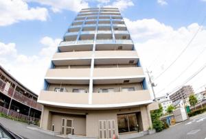 een hoog gebouw in een stad met een hemel bij Carsail Sole - Vacation STAY 13224 in Saitama