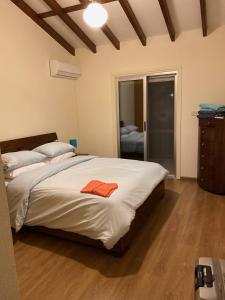 מיטה או מיטות בחדר ב-Sunset Views Paphos