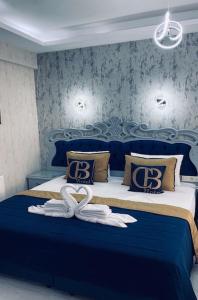 Un dormitorio con una cama azul con toallas. en BALPETEK HOTEL, en Estambul