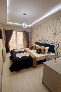 sypialnia z 2 łóżkami i dużym oknem w obiekcie BALPETEK HOTEL w Stambule