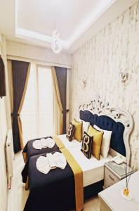 una camera d'albergo con due letti e asciugamani di BALPETEK HOTEL a Istanbul