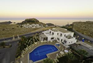 vista aerea di una casa con piscina di Lindos View Hotel a Líndos