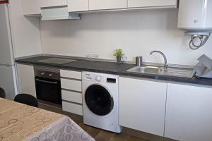 een keuken met een wasmachine en een wastafel bij Ven y desconecta!! in Viana