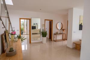 una gran sala de estar con paredes blancas y suelo de baldosa blanca. en Villa Boutique La Quinta, en Santa Úrsula
