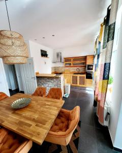 cocina con mesa de madera y sillas en Marcel Apartments Leipzig, en Leipzig