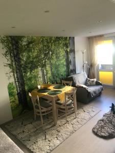 sala de estar con mesa y sofá en Kasia, en Ełk