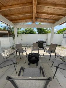 een groep stoelen en een vuurplaats op een patio bij Cheerful Family Home Close To Everything! in Tampa