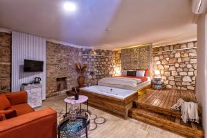 1 dormitorio con cama y pared de piedra en Noa's Boutique Hotel en Antalya