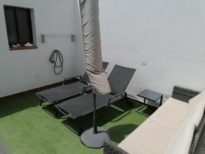 una camera con due sedie, un tavolo e un divano di Apartamentos Risco Verde a Arinaga