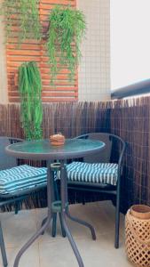 a table and two chairs in front of a counter at Lindo Flat Part Grand Mercure Varanda aconchegante in Brasília