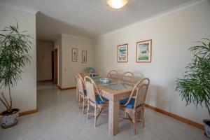 een eetkamer met een tafel en stoelen bij Praia da Oura Apartamento privado in Albufeira