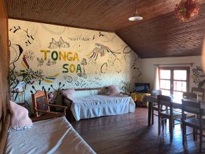 Zimmer mit einem Taojasaw-Wandbild in der Unterkunft Chambres d'hôtes du lycée Picot de Clorivière dont les revenus financent l'éducation des élèves in Antsirabe
