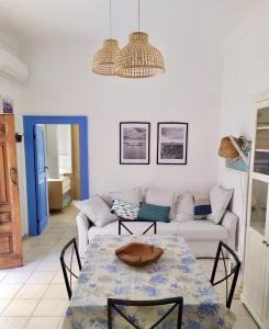 salon ze stołem i kanapą w obiekcie La Bagnante w mieście Vasto