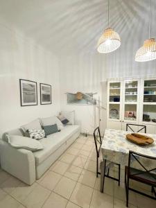 瓦斯托的住宿－La Bagnante，客厅配有沙发和桌子