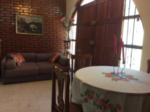 sala de estar con mesa y sofá en Samadri, en Arequipa