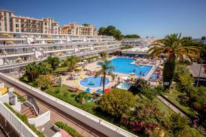 een luchtzicht op een resort met een zwembad bij Praia da Oura Apartamento privado in Albufeira