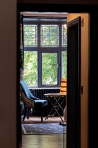 Zimmer mit Blick auf einen Stuhl und ein Fenster in der Unterkunft Sleep at 55 in Tarporley