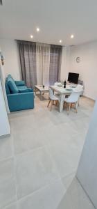 Televízia a/alebo spoločenská miestnosť v ubytovaní Apartamentos Tarifa Sun