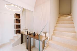 - un escalier dans une maison avec une table en bois et un escalier dans l'établissement Suite1212 - Bandiera, à Monopoli
