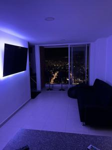 a purple room with a couch and a view of a city at Habitación Auxiliar en Apto Compartido piso 26 in Bucaramanga