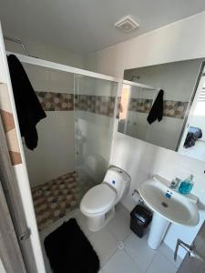 La salle de bains est pourvue de toilettes et d'un lavabo. dans l'établissement Habitación Auxiliar en Apto Compartido piso 26, à Bucaramanga